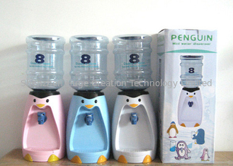 China 2,5 litros distribuidor da bebida da água do distribuidor diminuto da água do pinguim de mini 8 vidros dos desenhos animados que bebem copos de Drinkware fornecedor